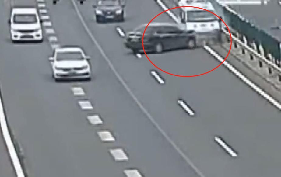  救护车|刚上高速就变道撞残救护车，轿车司机狡辩：没看见这辆车