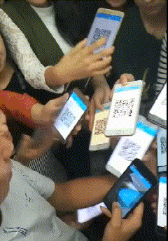  下嘴|搞笑GIF：这只是一个面具，哥们，你就放心下嘴吧！