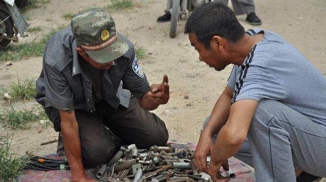 妹夫|聋哑大爷出生8天被生母扔掉，为养父母养老送终，一生未娶养妹夫