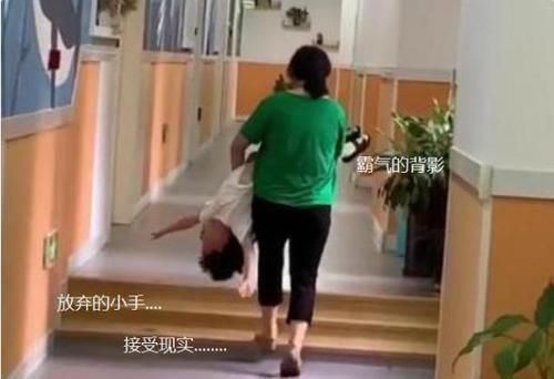  收拾|孙子耍赖不去幼儿园，被奶奶“无情”拎起，网友：一招收拾两代人