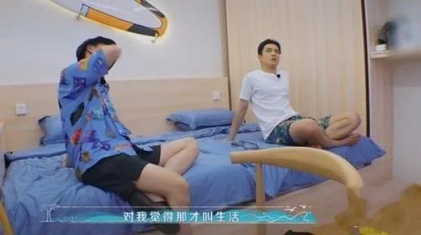 王一博跟韩东君|节目组“抽查”王一博房间,不料床上物品成焦点,一看就不好惹