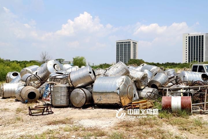  助力|义乌稠江街道拆除千余只屋顶储水桶 助力美丽城镇建设