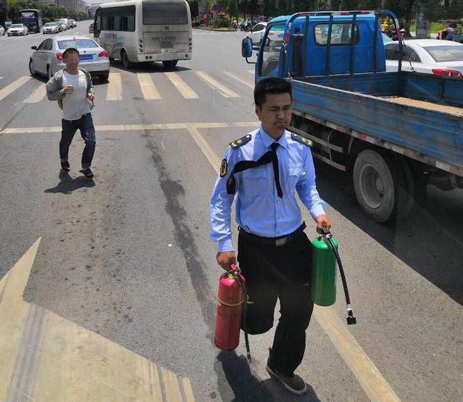  高峰|阜城七彩世界十字路口，晚高峰他突然冲下车！