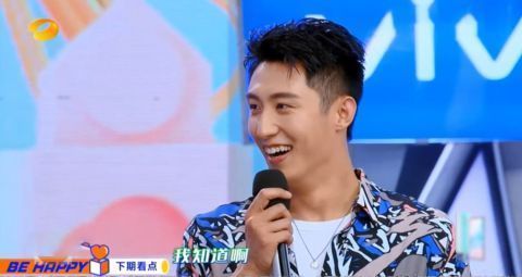  何炅|关晓彤做客《快乐大本营》，罕见秀恩爱cue鹿晗，黄景瑜何炅的反应超真实