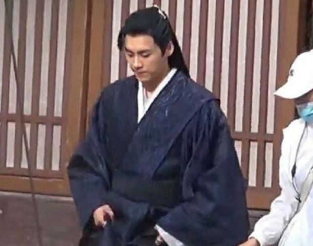 上演|《镜双城》最新路透曝光 李易峰上演回眸杀眼神全是戏