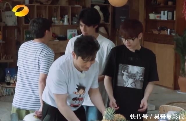  黄晓明|《中餐厅》后遗症？黄晓明做客蘑菇屋，全程低头洗碗像服务员！