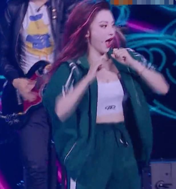  张萌|张雨绮团开场都一脸严肃，谁注意一旁张萌表情？原来我笑出鹅叫！