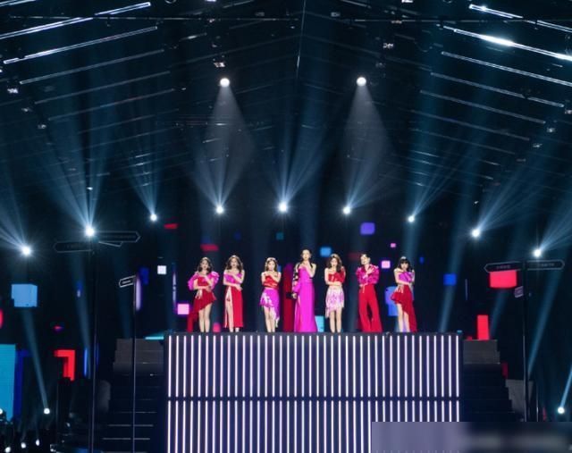 姐姐|《情人》舞台超惊艳,姐姐们的感情真好,全员为万茜设计左手跳舞