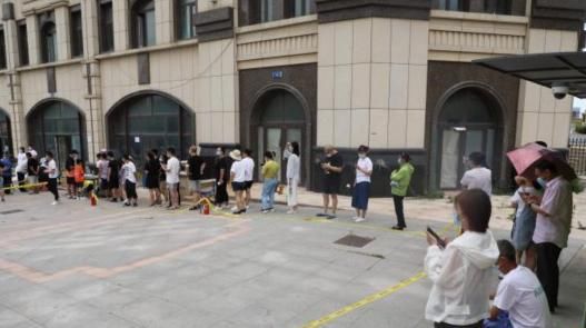 插队|插队扰乱秩序，一男子召集家人围殴防疫人员，被一秒打趴依法拘留