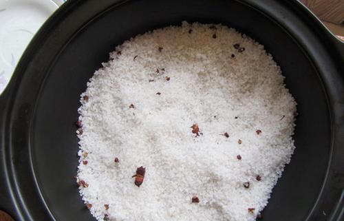  腌制|腌腊鱼时，清洗后别直接用盐腌制，缺少这一步，难怪腊鱼不香还臭