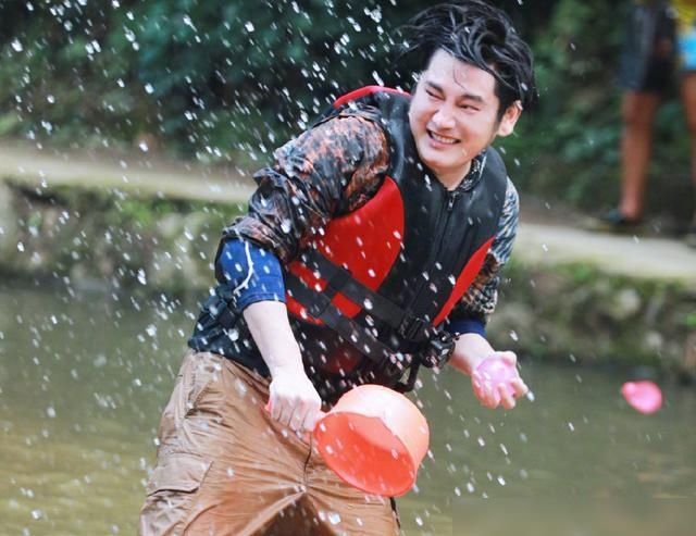  伤口|王一博处理伤口，使坏偷袭女导演被凶后秒怂，全身湿透喊冷直发抖