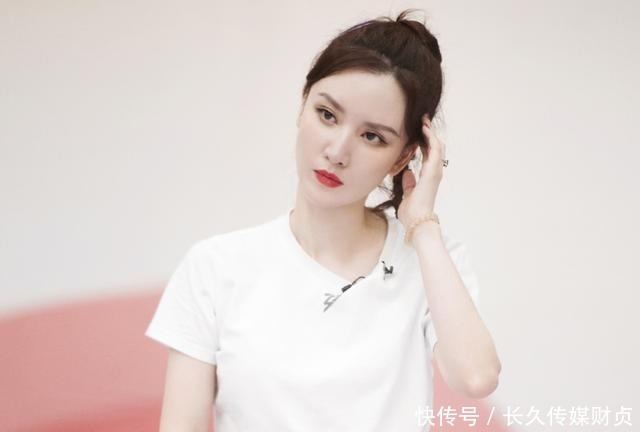  短衫|张萌真当自己是造型师？工装裤剪成破洞款，配短衫暴露多肉身材