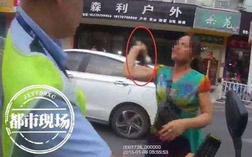围观|女子骑车未戴头盔被拦，竟“抡鞋”抽打交警？围观群众看不下去了