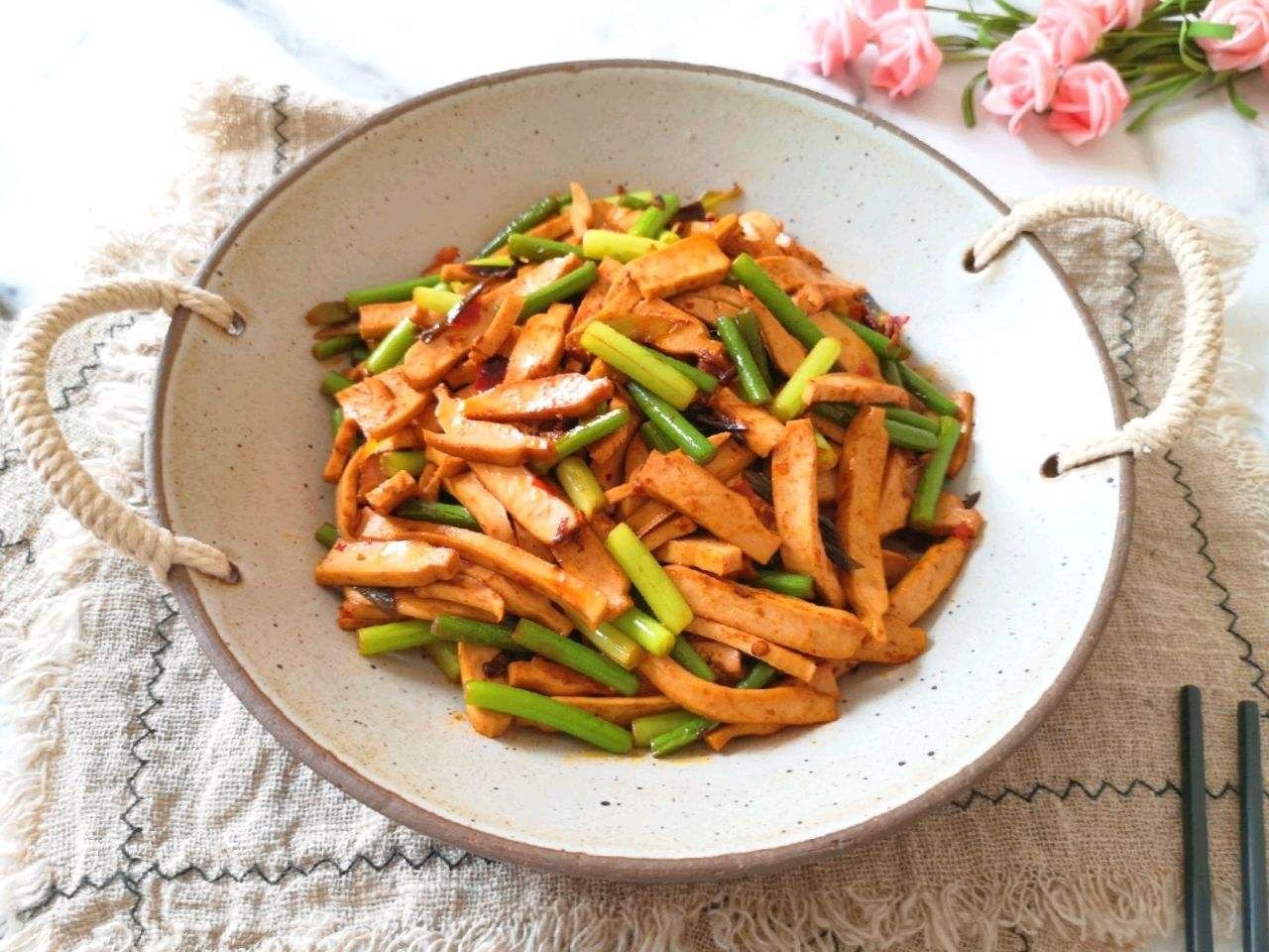 肉末|原来蒜苔肉末炒豆干这样做更好吃，营养美味超下饭，孩子们特爱吃