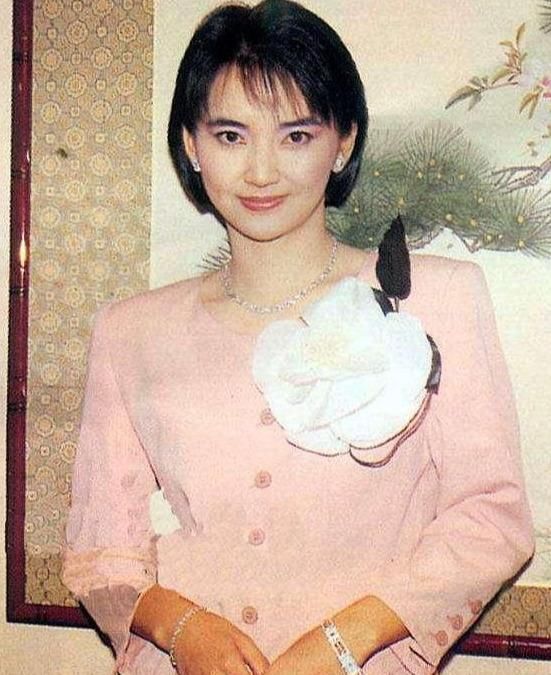  街头|倒霉的胡慧中，烧伤差点毁容，初恋横死街头，丈夫贪污坐牢