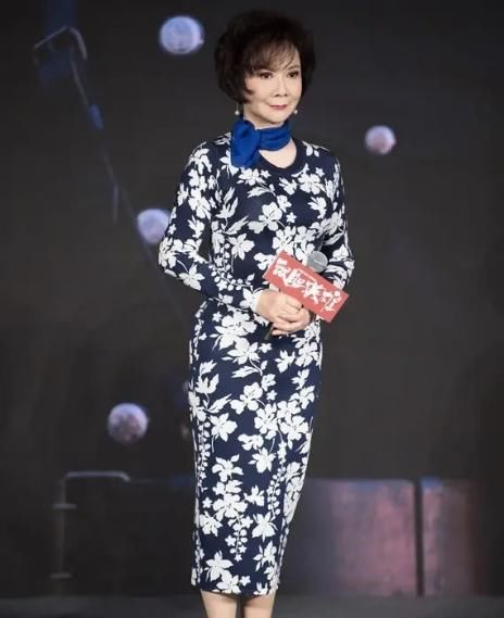  配白|蔡明真的老了，穿格纹衬衫配白裤子亮相，眼部皱纹暴露真实年龄