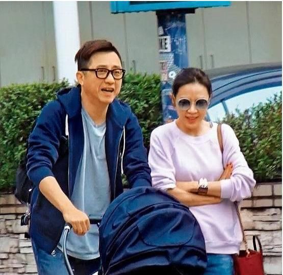  妻子|庾澄庆夫妇穿情侣装！45岁二婚妻子T恤配牛仔裤，端着香槟很优雅