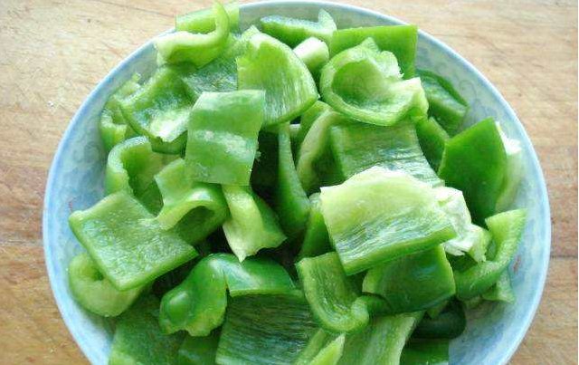 家里人|青椒配此菜一起炒，老年人常吃，软化血管有奇效，快告诉家里人