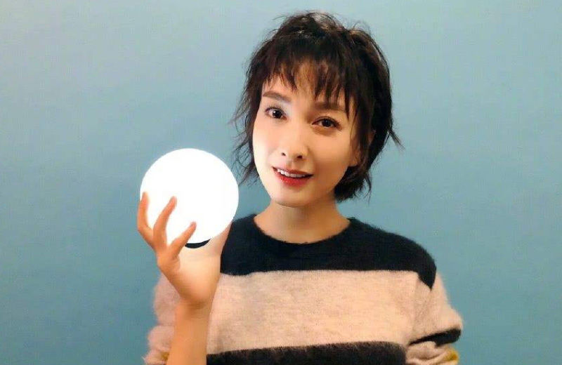  话筒|假唱实锤：吴昕放下话筒还能唱歌，张雨绮嗓音是有多大？