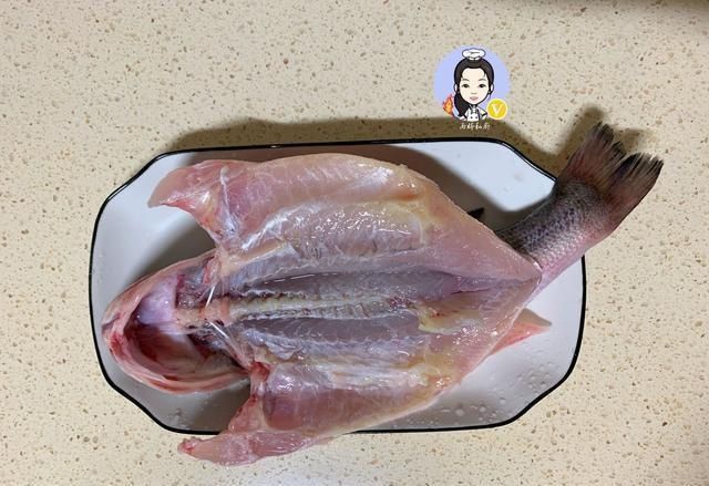 鱼肉|蒸鱼时,最忌直接加“盐”,加一勺它,鱼肉越蒸越香,越蒸越嫩!