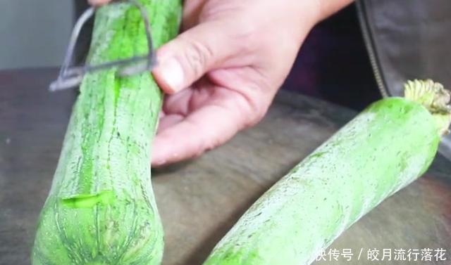 油条|丝瓜加两根油条,清香爽口,夏天吃起来清爽开胃,下饭又解馋!