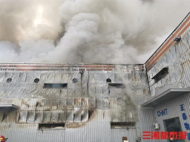  浓烟滚滚|长沙湾田国际机电仓库起火，现场浓烟滚滚