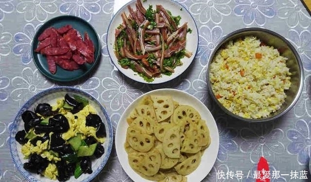 晚餐|看看我们的晚餐,有肉有鸡蛋有菜,有饭有粥,吃得舒服
