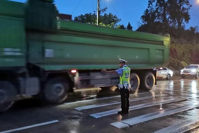  梧州|风里，雨里，梧州交警始终和你在一起！