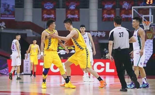  广厦|狼狈！孙铭徽挑翻郭艾伦，却被21岁CBA新秀打急眼了