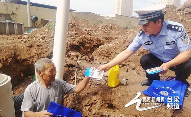  宣传|交城交警大队宣传民警为建筑工地务工人员送安全