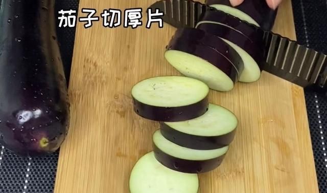  红烧|茄子别再红烧了，大厨教你新吃法，一道比薯片还要好吃的椒盐茄子