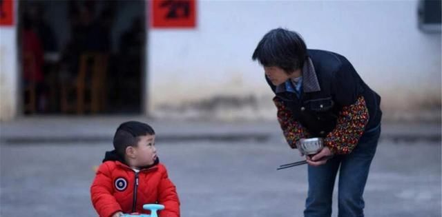 孩子|孩子不吃饭,饿一顿就好了?治标不治本,“隐性影响”伤害更大