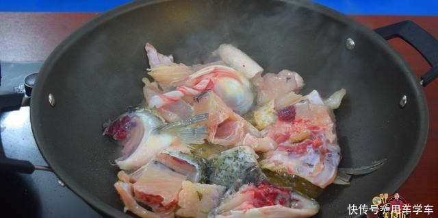 详细|酸菜鱼讲解最详细的家庭做法，汤白肉嫩做法讲究，一大盘不够吃