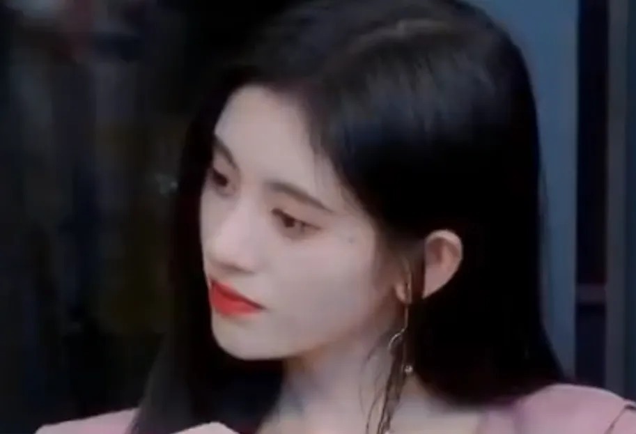 毯子|鞠婧祎cos水冰月穿短裙坐地上,导演组忘准备毯子,杨迪做法太暖心!