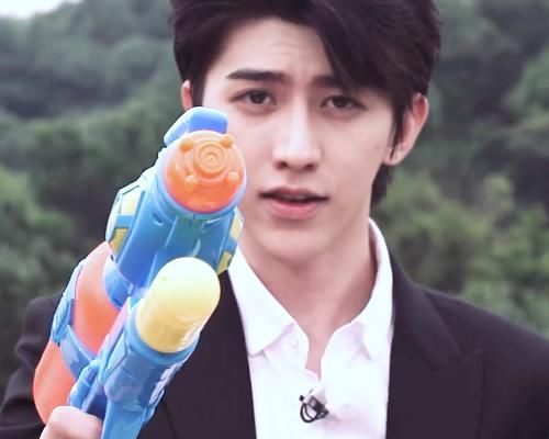 蔡徐坤|跑男越来越假?郑恺2次被新人撕掉名牌,李晨说自己佩服蔡徐坤