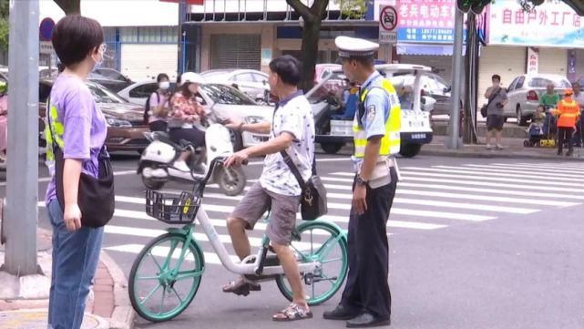 千万别|千万别这样骑电动车,交警正在严查整治!被抓一次罚50元