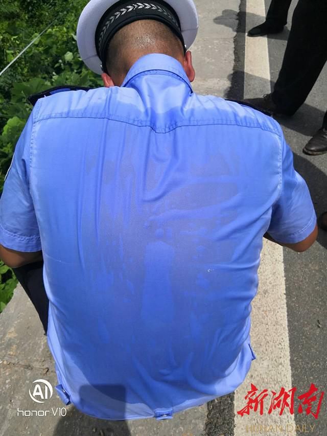  感动|身边的感动︱烈日下，为受伤驾驶员撑伞遮阳的交警好帅！