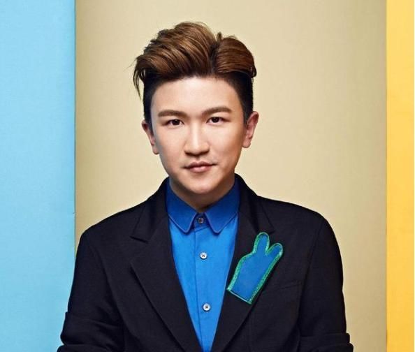 演员|他究竟有何背景？被尔冬升批演技烂，第一次演戏却＂搬动＂半个娱乐圈