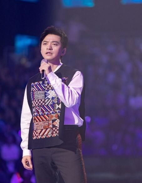  羡慕|音乐诗人李健，对全世界高冷只对一人卖萌，让大家好生羡慕！