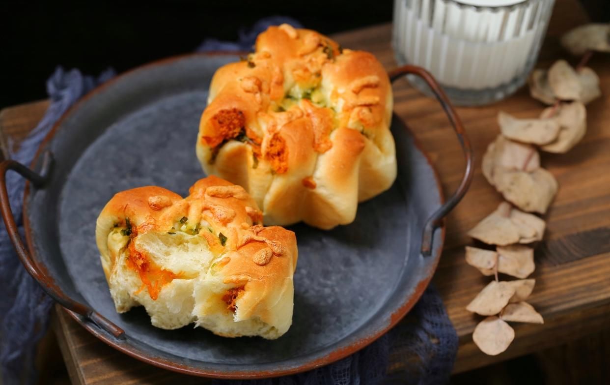 面包|吃腻了甜面包换个口味,加点葱花和肉松,还没出炉就已经香飘满屋