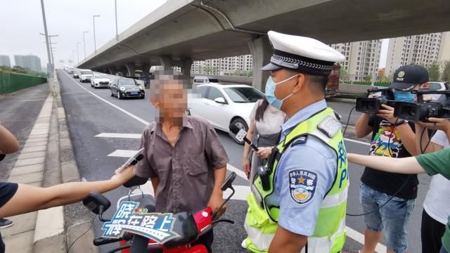  严查|一上午近100人吃“罚单”！骑电动车的人注意了，郑州交警正严查这个行为