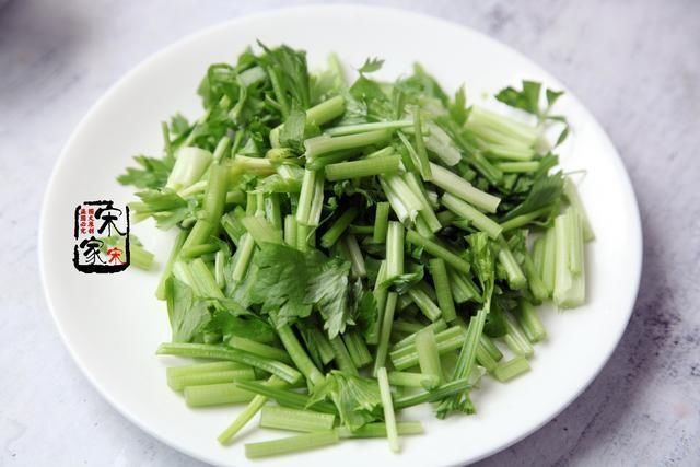  芹菜|秋天，这海鲜超肥美，45元一斤，炒芹菜太好吃了