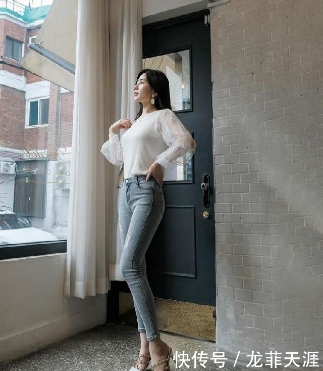 女性|牛仔裤简单又惹眼,妙曼身材显女人味,让人怦然心动!