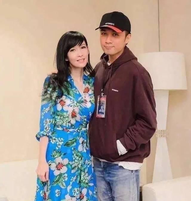  不显|周慧敏50岁还不显老，打扮的也很年轻，穿运动短裙搭白色健身裤！