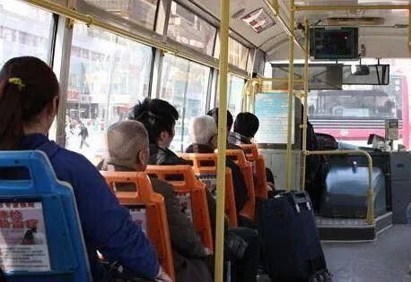 正当防卫|司机劝阻乘客吸烟被骚扰，高中生出手制止被打伤，法律如何评价？