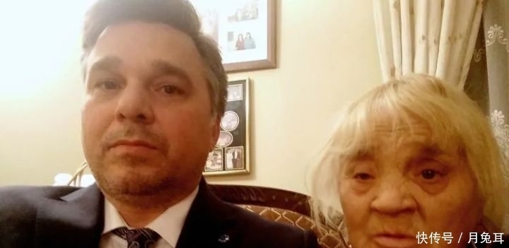 空姐|72岁老太向空姐要呕吐袋,结果被赶下飞机,见到儿子后号啕大哭…