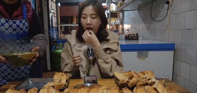  吃播|密子君吃80个“巨型”煎饺, 掰开一看却穿帮, 直接掉粉70万!