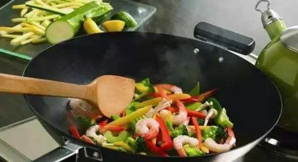  炒菜|炒菜时致癌的四种坏习惯，为了家庭的健康，家里大厨快看一看