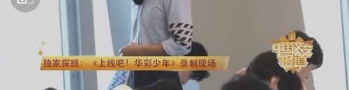  监考老师|易烊千玺去华彩少年当监考，双手背后面有模有样，对待选手像慈祥老父亲