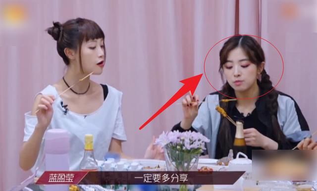  惨遭|孟佳惨遭淘汰，《大碗宽面》队员前来送别，张含韵却不为所动